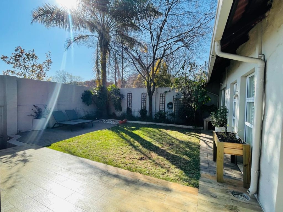 To Let 2 Bedroom Property for Rent in Sandhurst Gauteng