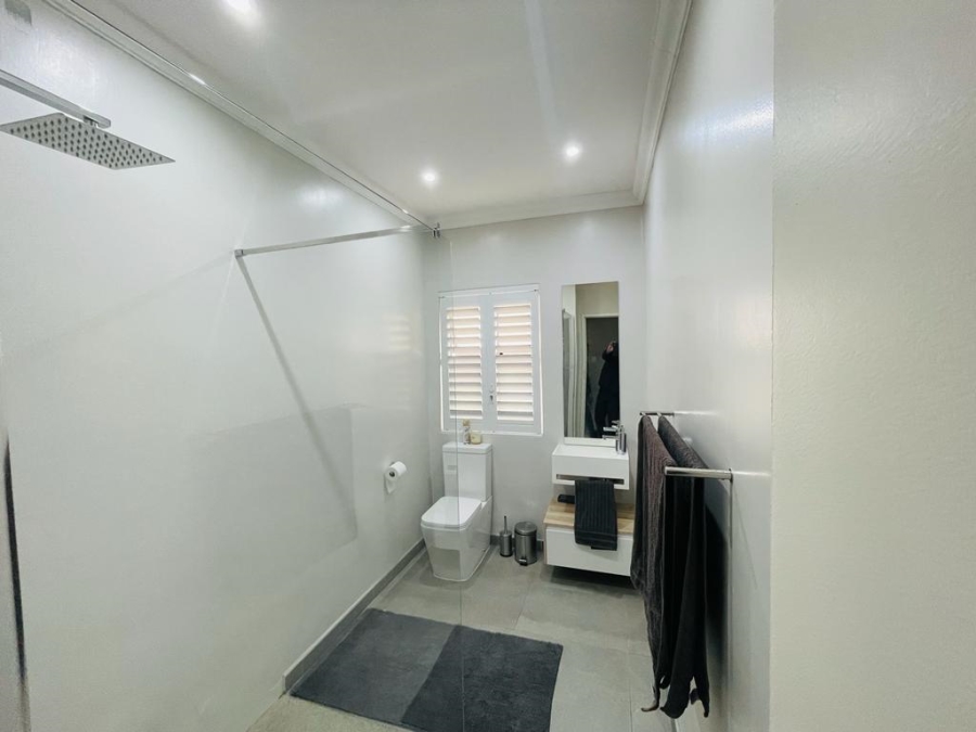 To Let 2 Bedroom Property for Rent in Sandhurst Gauteng