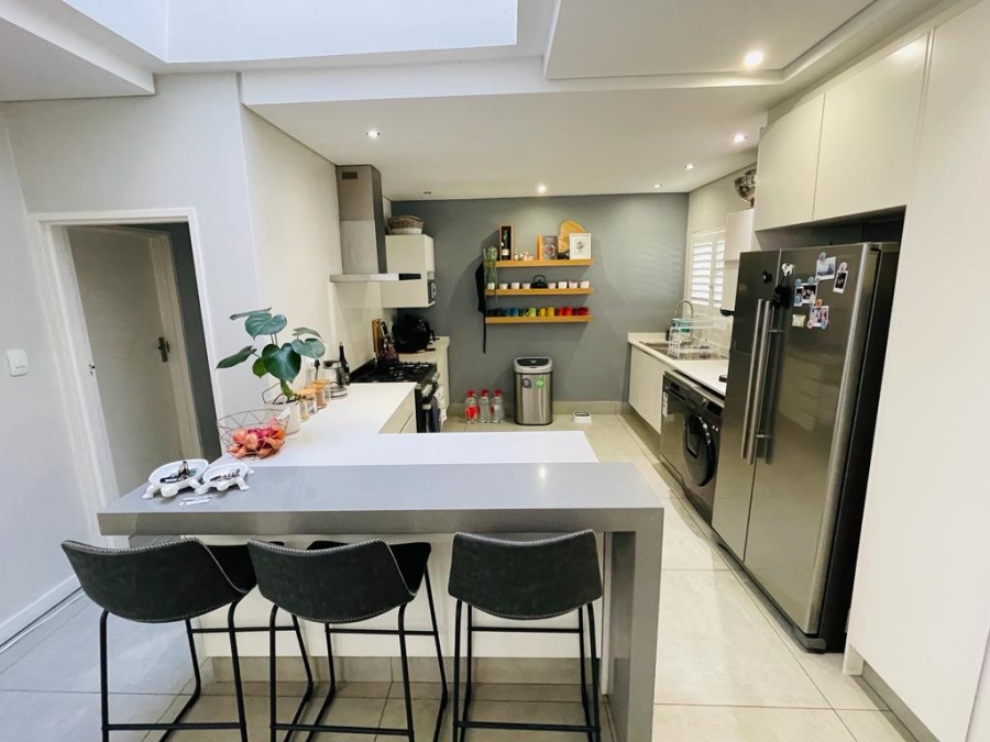To Let 2 Bedroom Property for Rent in Sandhurst Gauteng