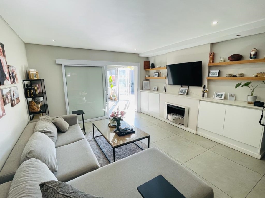 To Let 2 Bedroom Property for Rent in Sandhurst Gauteng