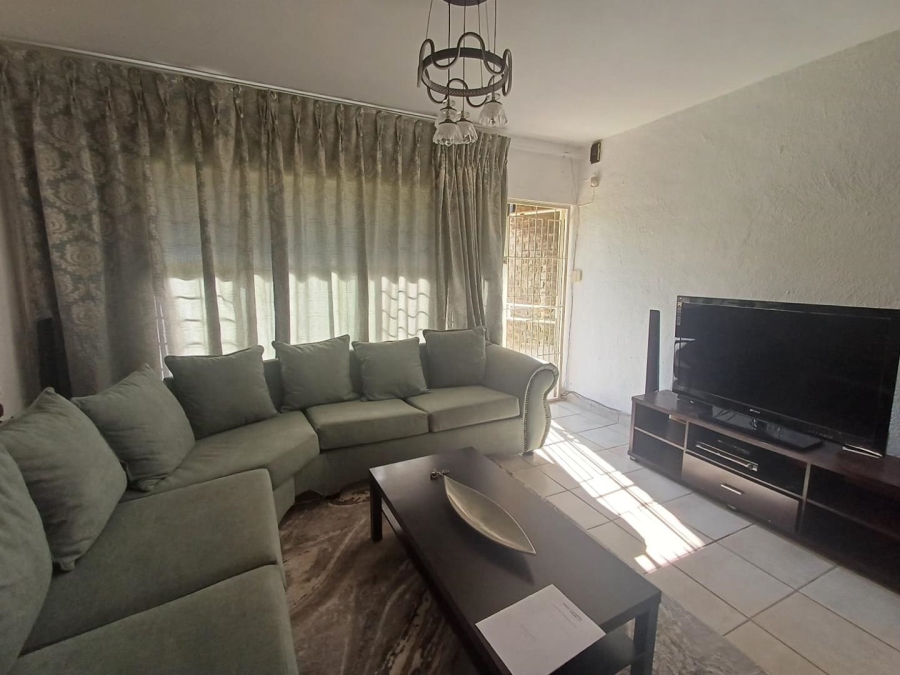 To Let 2 Bedroom Property for Rent in Fontainebleau Gauteng