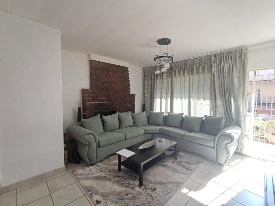 To Let 2 Bedroom Property for Rent in Fontainebleau Gauteng
