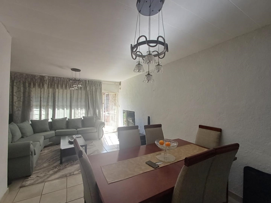To Let 2 Bedroom Property for Rent in Fontainebleau Gauteng