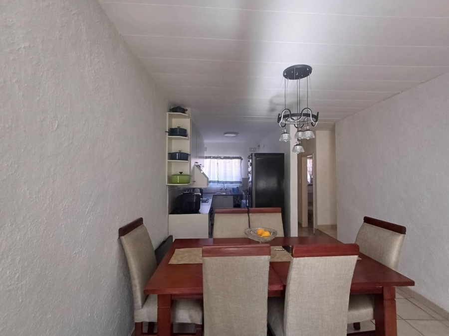 To Let 2 Bedroom Property for Rent in Fontainebleau Gauteng