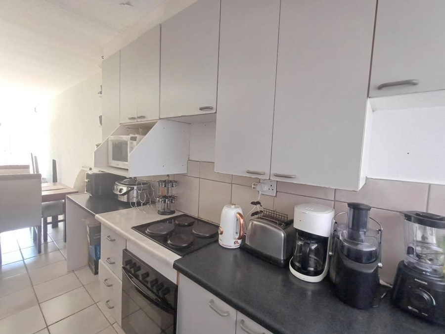To Let 2 Bedroom Property for Rent in Fontainebleau Gauteng