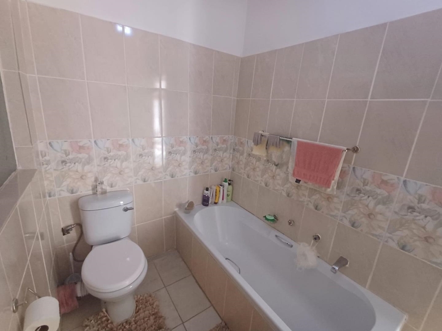 To Let 2 Bedroom Property for Rent in Fontainebleau Gauteng