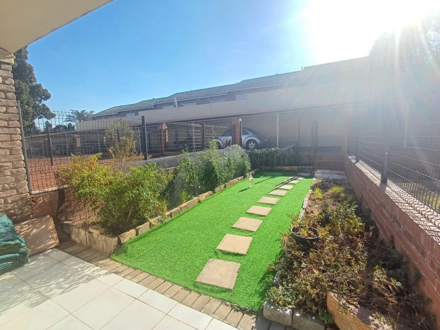 To Let 2 Bedroom Property for Rent in Fontainebleau Gauteng