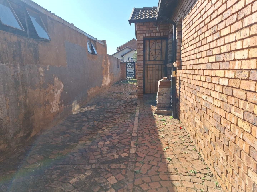To Let 3 Bedroom Property for Rent in Danville Gauteng