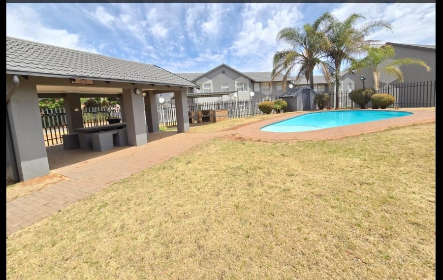 1 Bedroom Property for Sale in Ridgeway Ext 4 Gauteng