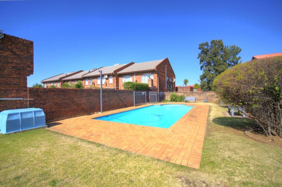 To Let 3 Bedroom Property for Rent in Brackenhurst Gauteng