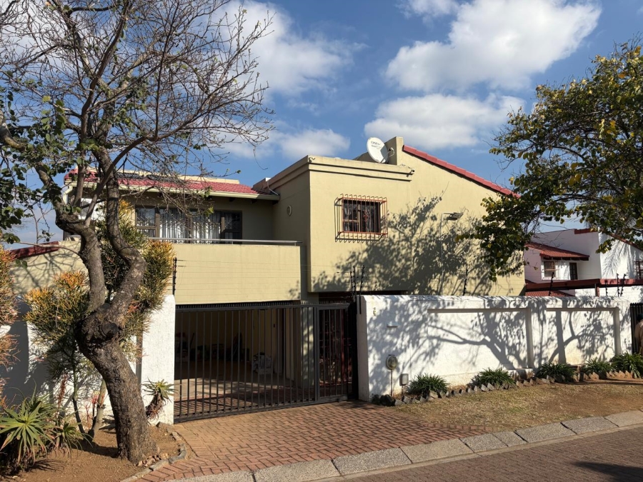 5 Bedroom Property for Sale in Woodmead Gauteng