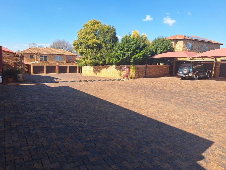 To Let 3 Bedroom Property for Rent in Weltevreden Park Gauteng