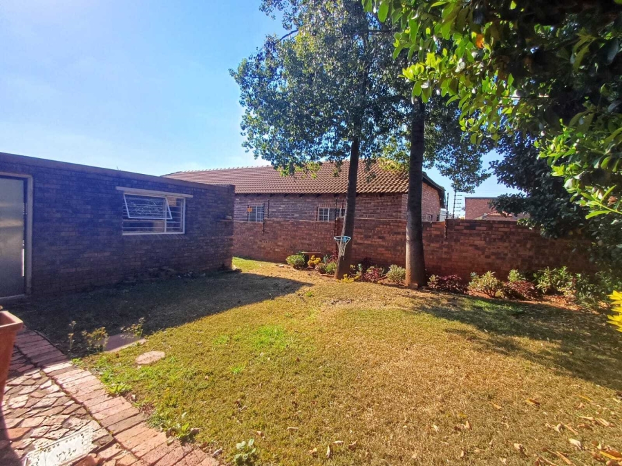 To Let 2 Bedroom Property for Rent in Weltevreden A H Gauteng