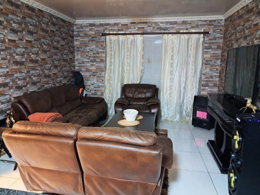 To Let 2 Bedroom Property for Rent in Raceview Gauteng
