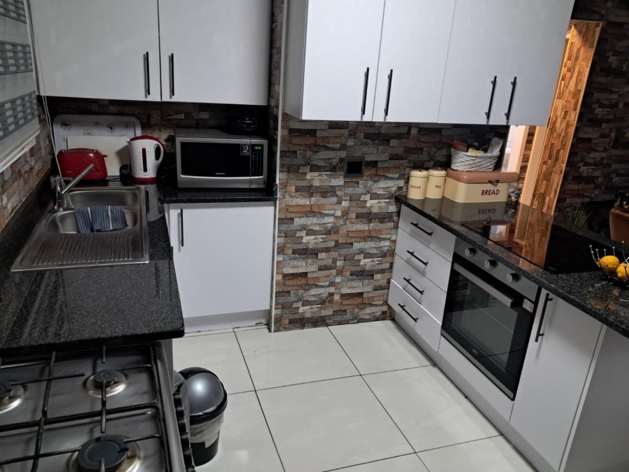 To Let 2 Bedroom Property for Rent in Raceview Gauteng