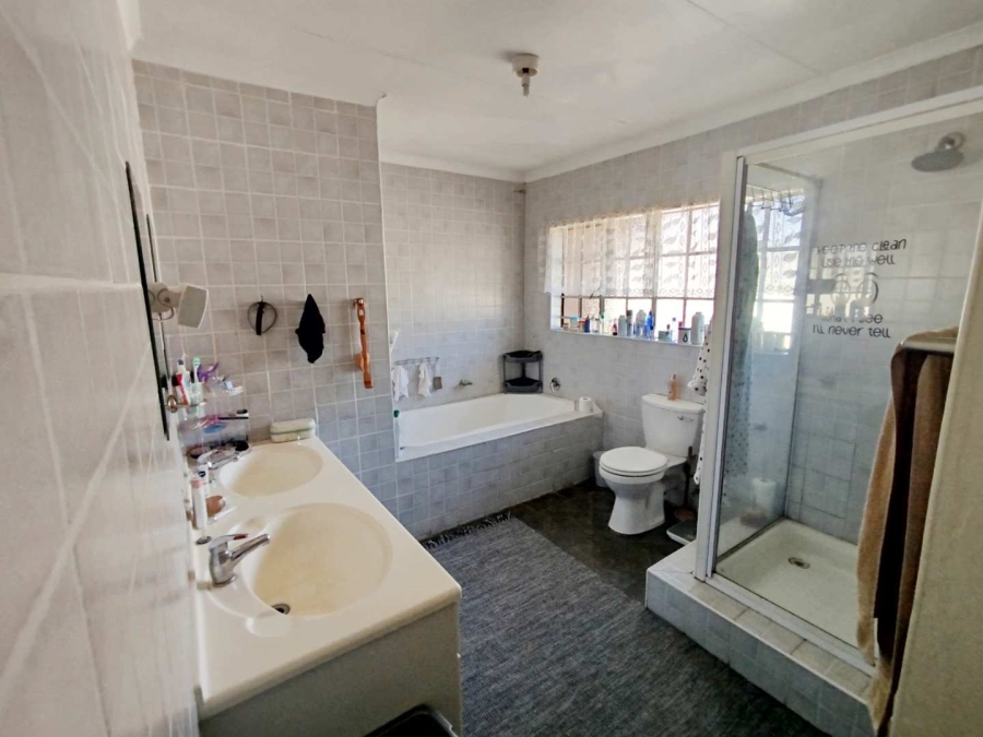 To Let 4 Bedroom Property for Rent in Doornpoort Gauteng