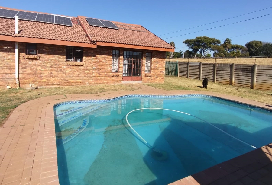 To Let 4 Bedroom Property for Rent in Doornpoort Gauteng
