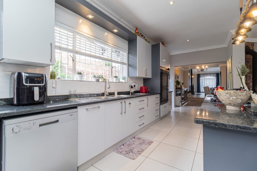 To Let 4 Bedroom Property for Rent in Roodekrans Gauteng
