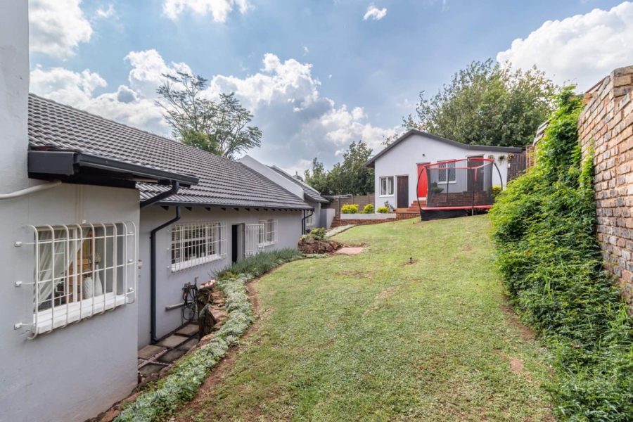 To Let 4 Bedroom Property for Rent in Roodekrans Gauteng