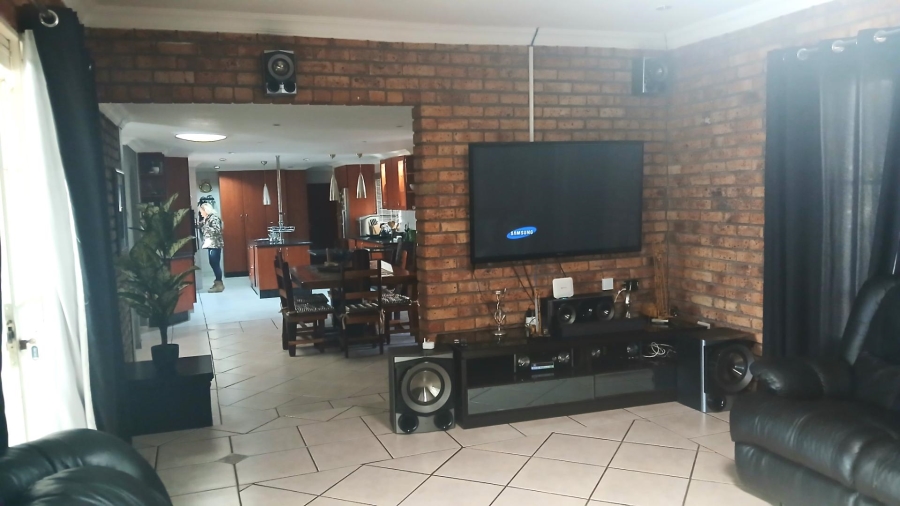 4 Bedroom Property for Sale in Beyerspark Gauteng