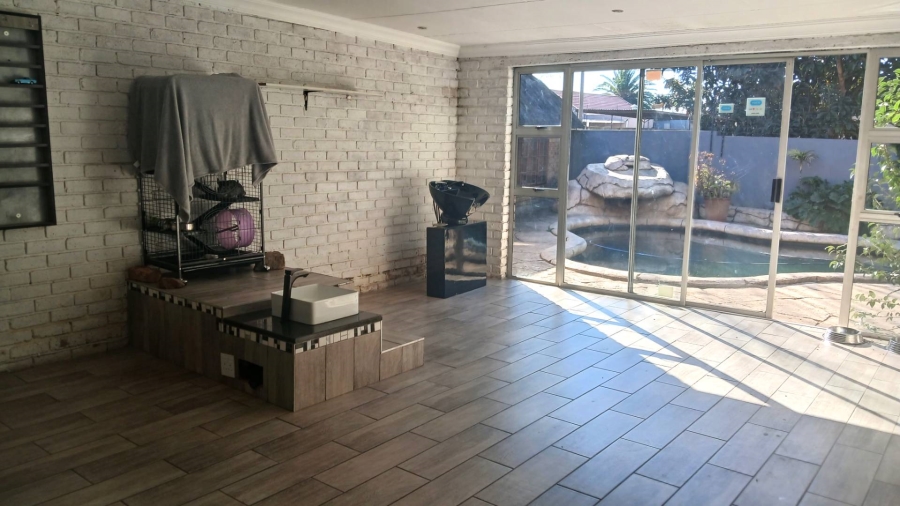 4 Bedroom Property for Sale in Beyerspark Gauteng