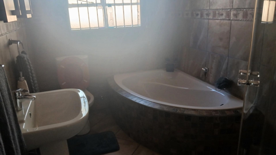 4 Bedroom Property for Sale in Beyerspark Gauteng