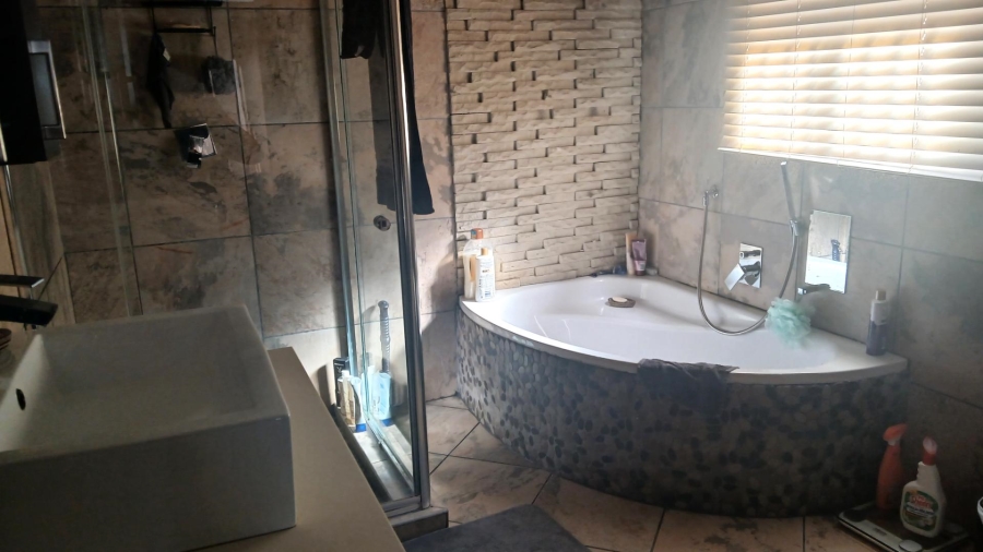 4 Bedroom Property for Sale in Beyerspark Gauteng