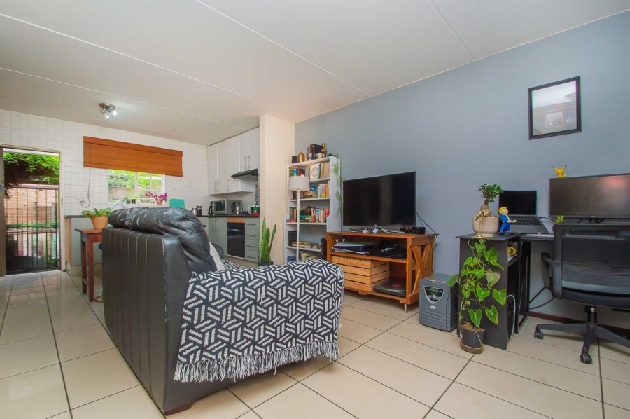 To Let 2 Bedroom Property for Rent in Bromhof Gauteng