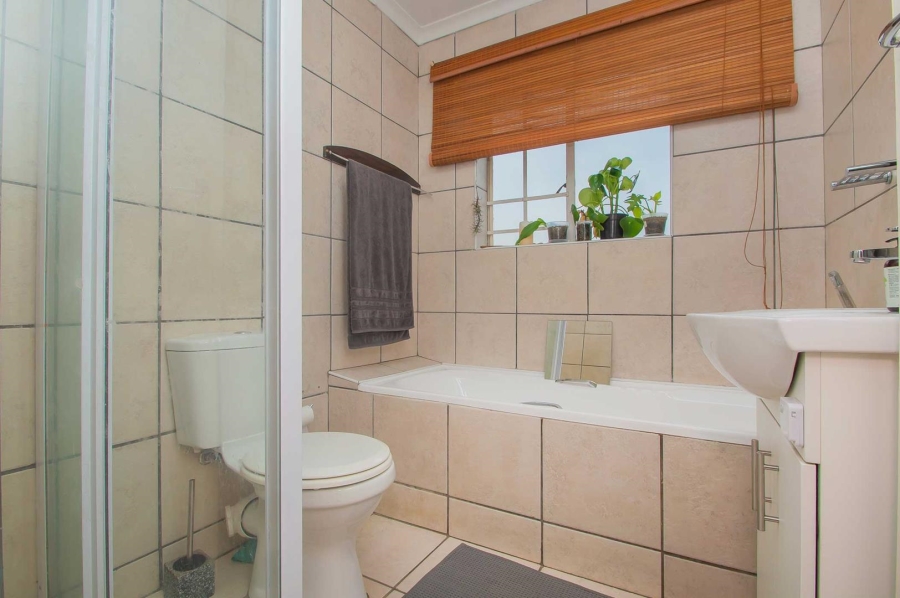 To Let 2 Bedroom Property for Rent in Bromhof Gauteng