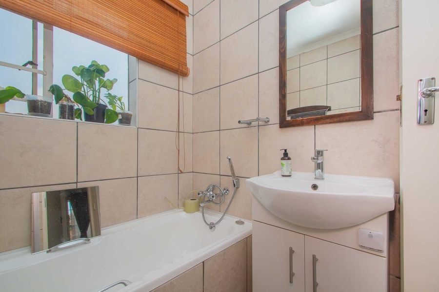 To Let 2 Bedroom Property for Rent in Bromhof Gauteng