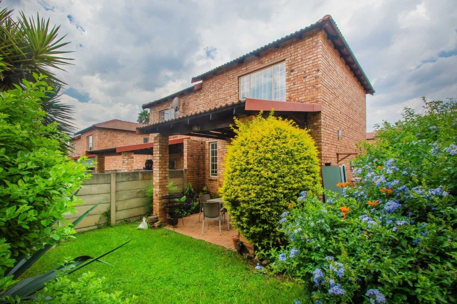 To Let 2 Bedroom Property for Rent in Bromhof Gauteng
