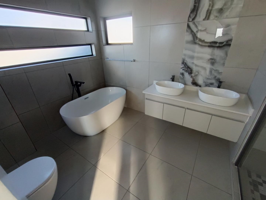 4 Bedroom Property for Sale in Thatchfield Hills Gauteng