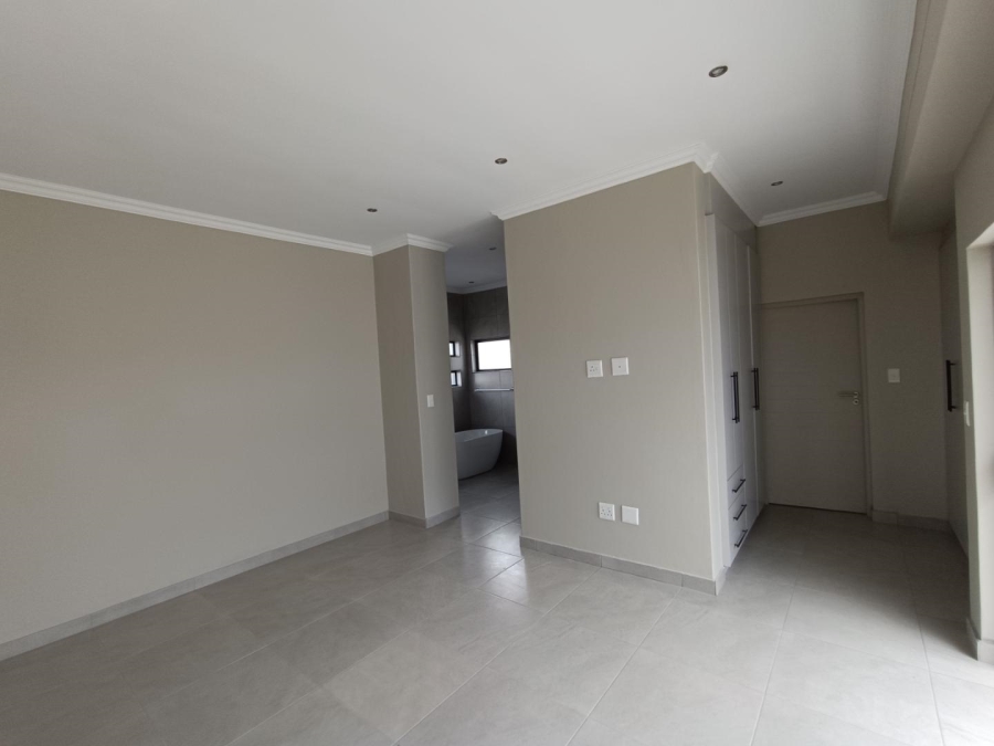 5 Bedroom Property for Sale in Thatchfield Hills Gauteng