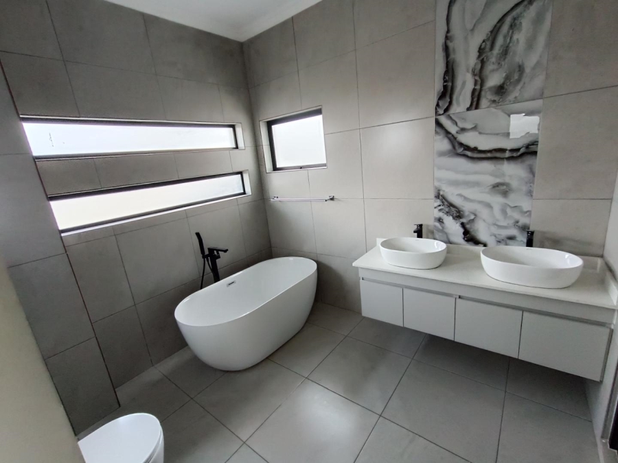 5 Bedroom Property for Sale in Thatchfield Hills Gauteng