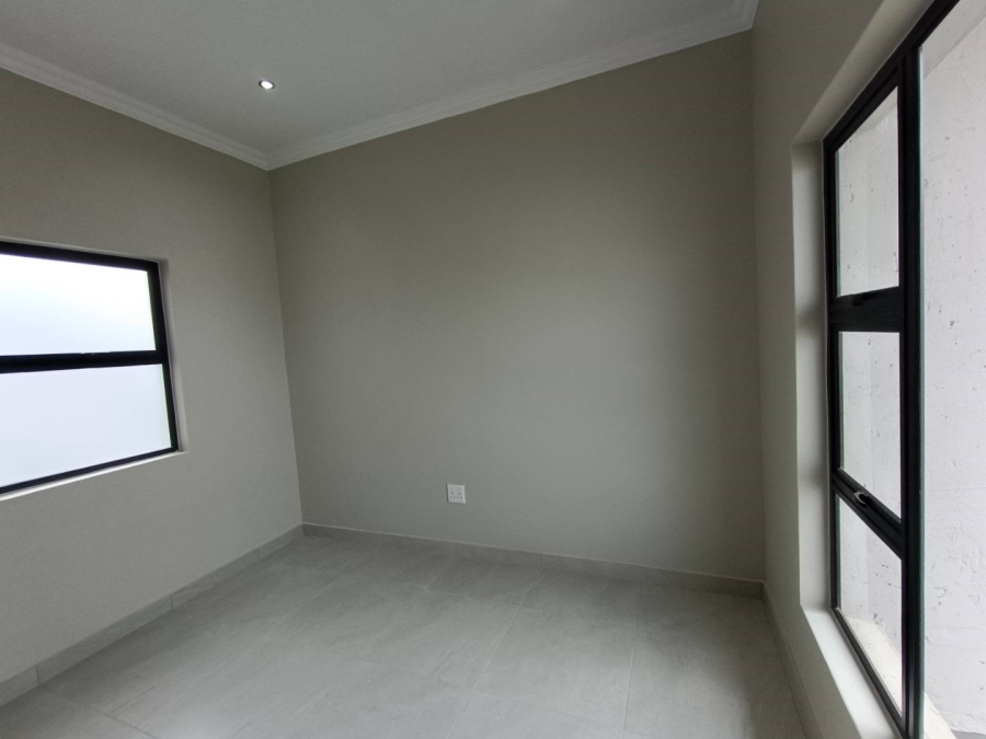 5 Bedroom Property for Sale in Thatchfield Hills Gauteng