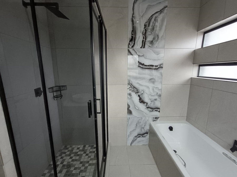 5 Bedroom Property for Sale in Thatchfield Hills Gauteng