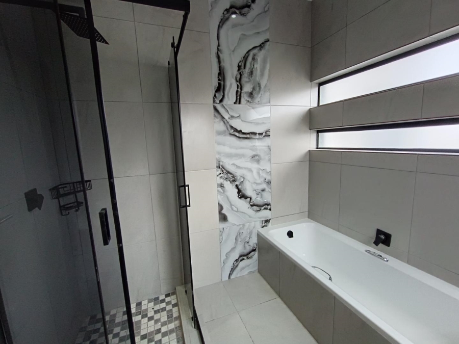 5 Bedroom Property for Sale in Thatchfield Hills Gauteng