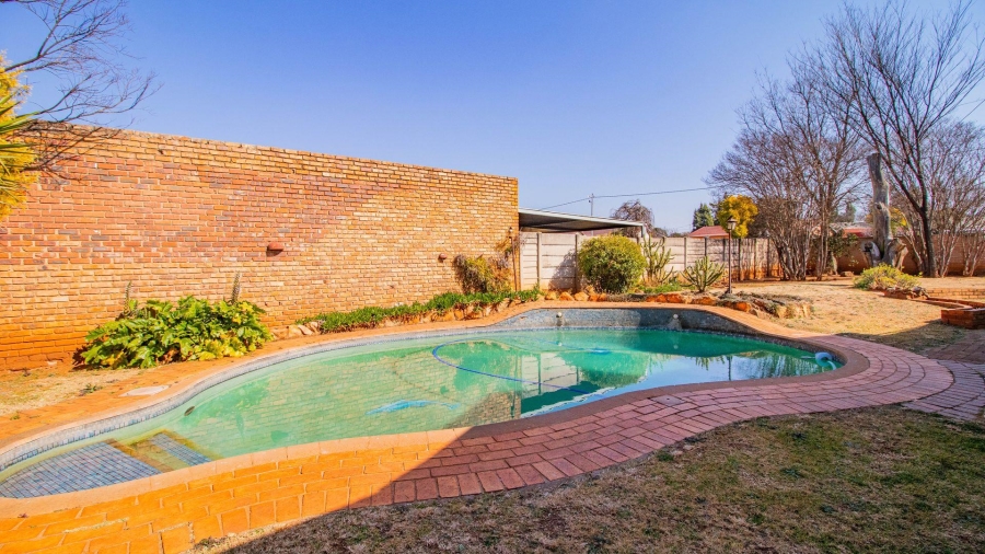 6 Bedroom Property for Sale in Strubenvale Gauteng