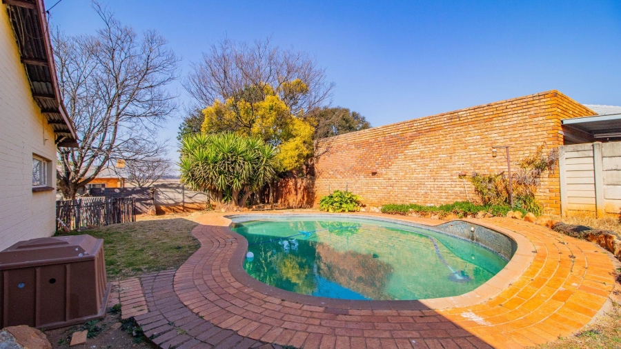 6 Bedroom Property for Sale in Strubenvale Gauteng