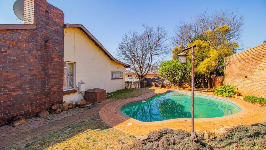 6 Bedroom Property for Sale in Strubenvale Gauteng