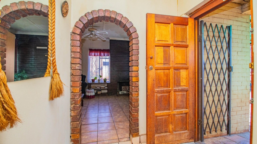 6 Bedroom Property for Sale in Strubenvale Gauteng