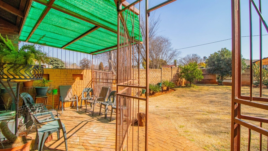 6 Bedroom Property for Sale in Strubenvale Gauteng