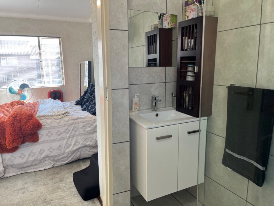 2 Bedroom Property for Sale in Glenvista Gauteng