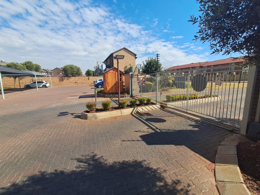 2 Bedroom Property for Sale in Monavoni Gauteng