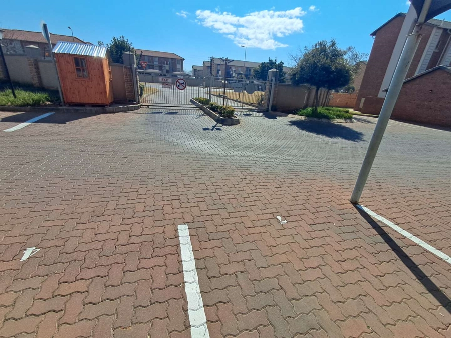 2 Bedroom Property for Sale in Monavoni Gauteng