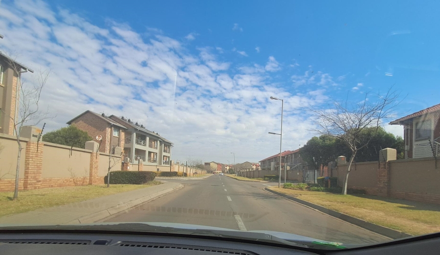 2 Bedroom Property for Sale in Monavoni Gauteng