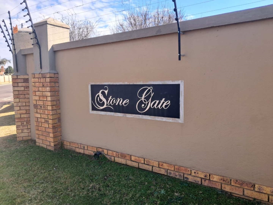 2 Bedroom Property for Sale in Monavoni Gauteng