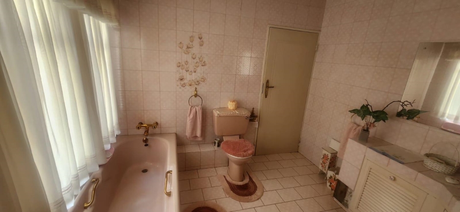 8 Bedroom Property for Sale in Honingnestkrans Gauteng