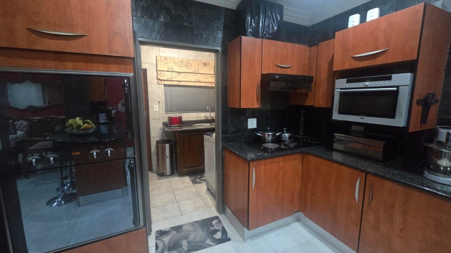 4 Bedroom Property for Sale in Rooihuiskraal Gauteng
