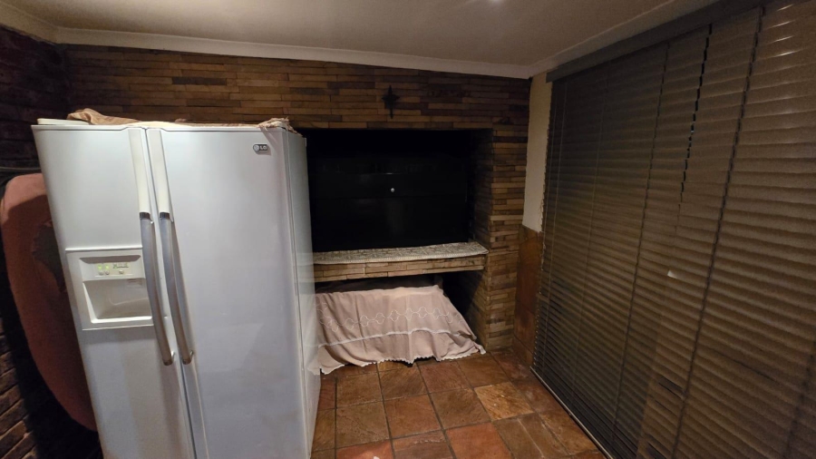4 Bedroom Property for Sale in Rooihuiskraal Gauteng